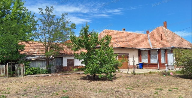 Eladó családi ház, Tabdin 13.9 M Ft, 2+1 szobás