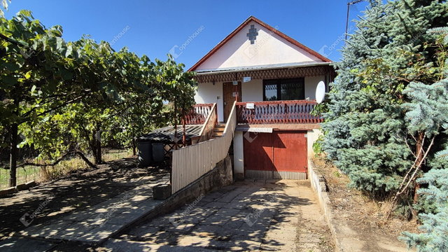 Eladó családi ház, Oroszlányban 7.3 M Ft, 1 szobás