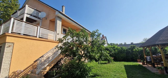 Eladó családi ház, Balatonfenyvesen 149 M Ft, 9 szobás