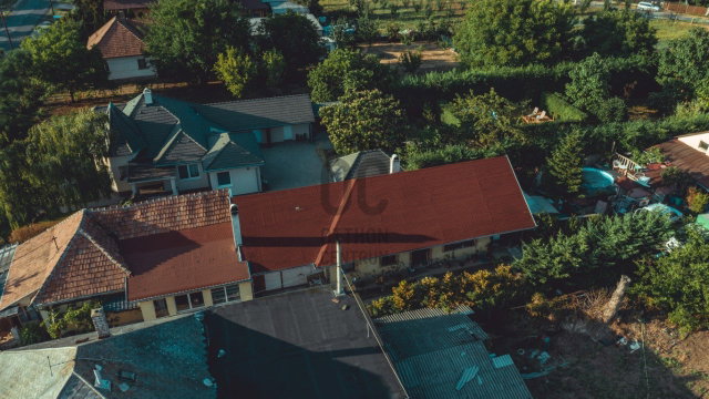 Eladó családi ház, Csomádon 159.9 M Ft, 6 szobás
