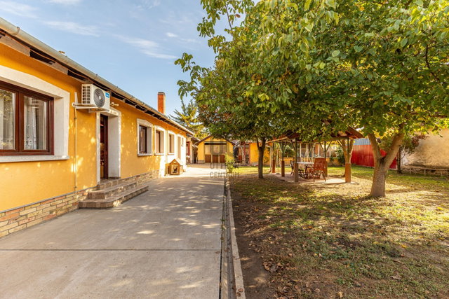 Eladó családi ház, Szegeden 95 M Ft, 3 szobás