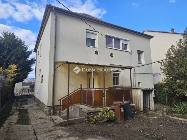 Eladó családi ház, Pécsett 85 M Ft, 7 szobás