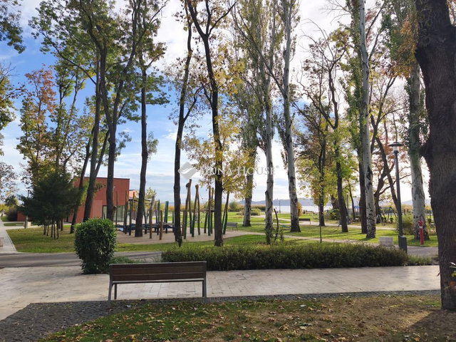 Eladó üzlethelyiség, Balatonfüreden, Aranyhíd sétányon