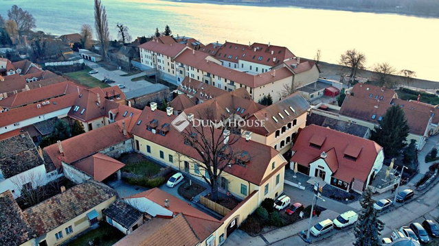 Eladó családi ház, Tatán, Alkotmány utcában 484 M Ft, 7 szobás
