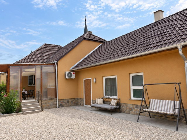 Eladó családi ház, Komáromban 77 M Ft, 4 szobás