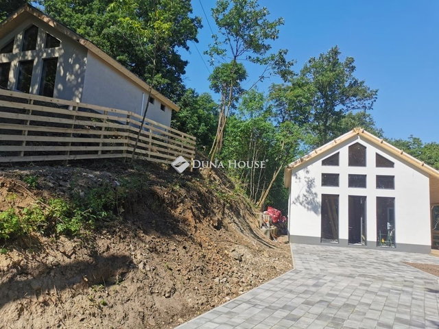 Eladó családi ház, Esztergomban 79.9 M Ft, 2 szobás