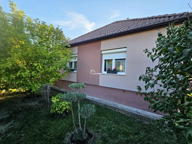 Eladó családi ház, Mosonmagyaróváron 89.9 M Ft, 2 szobás