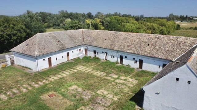 Eladó sorház, Szekszárdon 95 M Ft, 12 szobás