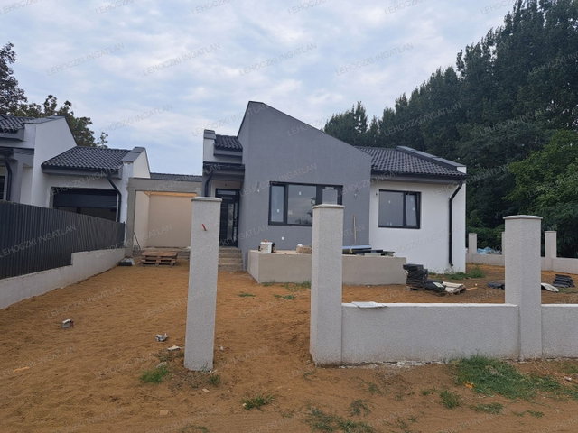 Eladó ikerház, Nyíregyházán 89.99 M Ft, 4 szobás