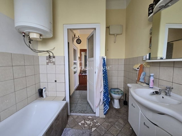 Eladó családi ház, Pécsett 119.9 M Ft, 6 szobás