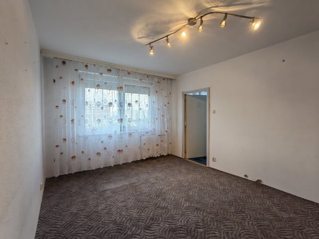 Eladó panellakás, Szolnokon 34 M Ft, 3 szobás
