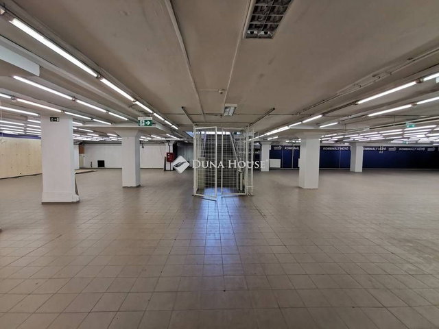 Kiadó üzlethelyiség, Tatabányán, Fő téren 2789 E Ft / hó