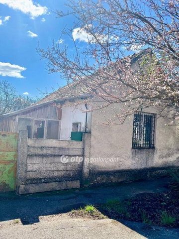 Eladó családi ház, Siklóson 7.4 M Ft, 2 szobás