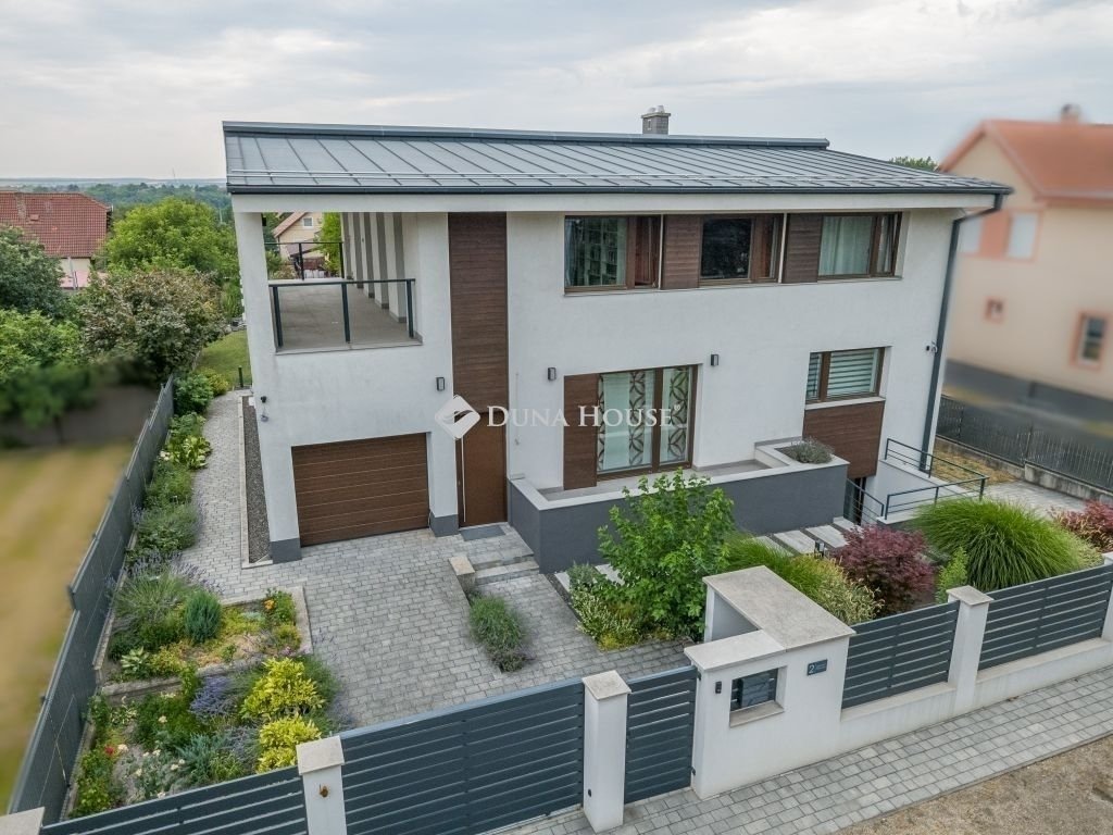 8 bed · 440m² · 349.000.000 ft