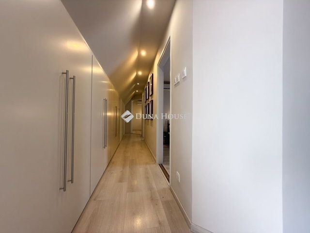Eladó családi ház, Szentendrén 299 M Ft, 7 szobás