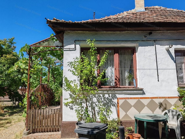 Eladó családi ház, Újszászon 16.9 M Ft, 2 szobás