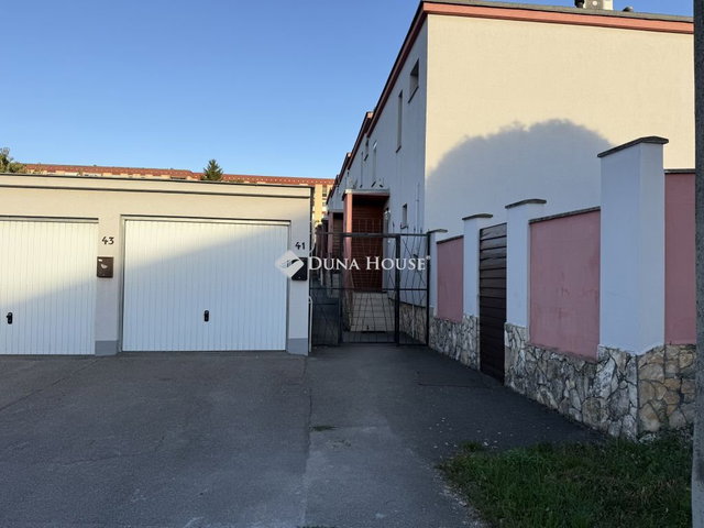 Eladó téglalakás, Pécsett, Neumann János utcában 99 M Ft