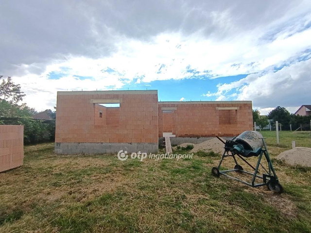 Eladó családi ház, Pusztaszabolcson 39.99 M Ft, 4 szobás