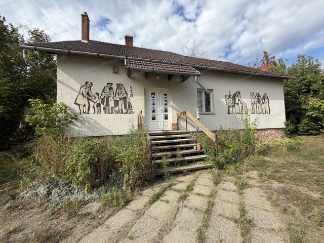 Eladó családi ház, Oroszlányban 89.9 M Ft, 4 szobás