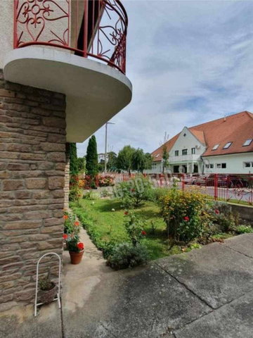 Eladó családi ház, Hévízen 139 M Ft, 9 szobás