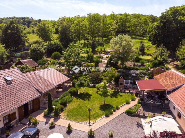 Eladó családi ház, Magyarhertelenden 234.9 M Ft, 8 szobás