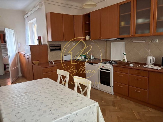 Eladó téglalakás, Pécsett, Papnövelde utcában 85 M Ft