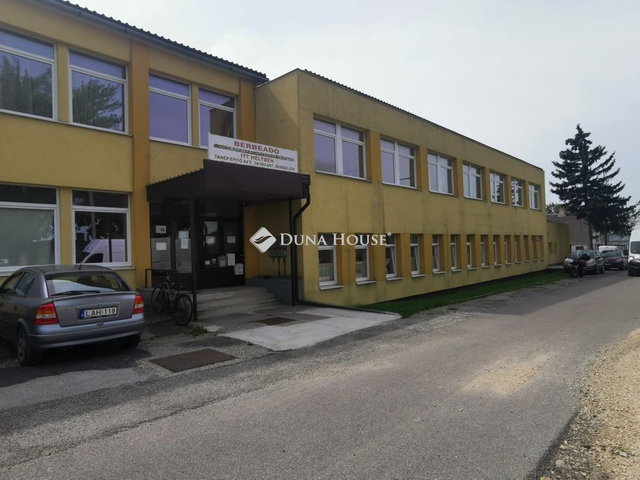 Kiadó iroda, Tatán 35 E Ft / hó / költözzbe.hu