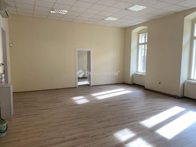 Eladó iroda, Pécsett, Király utcában 169 M Ft