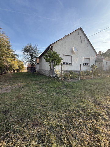 Eladó családi ház, Sásdon 23.5 M Ft, 2 szobás