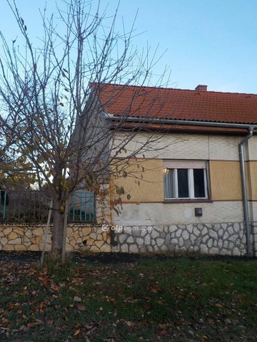 Eladó családi ház, Kaposváron 26 M Ft, 2 szobás