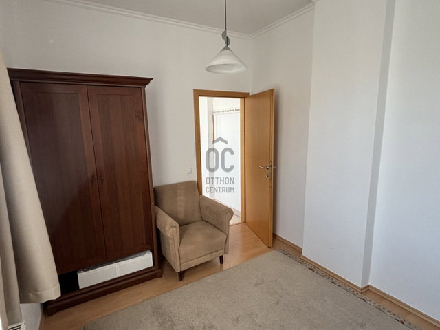 Eladó téglalakás, Várpalotán, Szabadság téren 62 M Ft