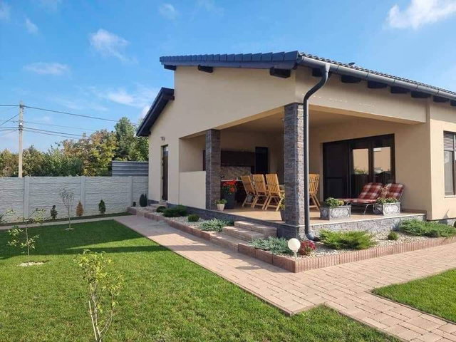 Eladó családi ház, Komáromban 122.99 M Ft, 3 szobás