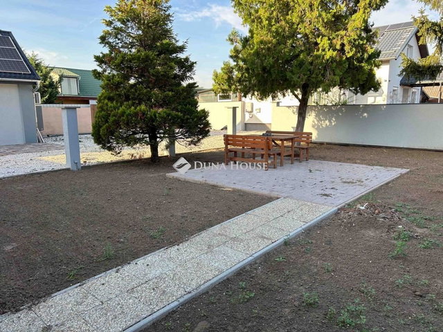Eladó családi ház, Vecsésen 340 M Ft, 12 szobás