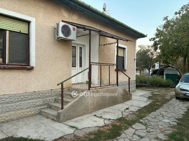 Eladó családi ház, Orosházán 13 M Ft, 2+1 szobás