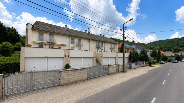 Eladó téglalakás, Pécsett 90 M Ft, 4 szobás