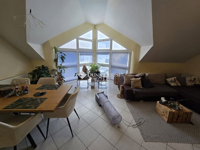 Eladó téglalakás, Veszprémben 87.5 M Ft, 2+1 szobás