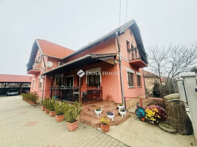 Eladó családi ház, Vecsésen 120 M Ft, 3 szobás