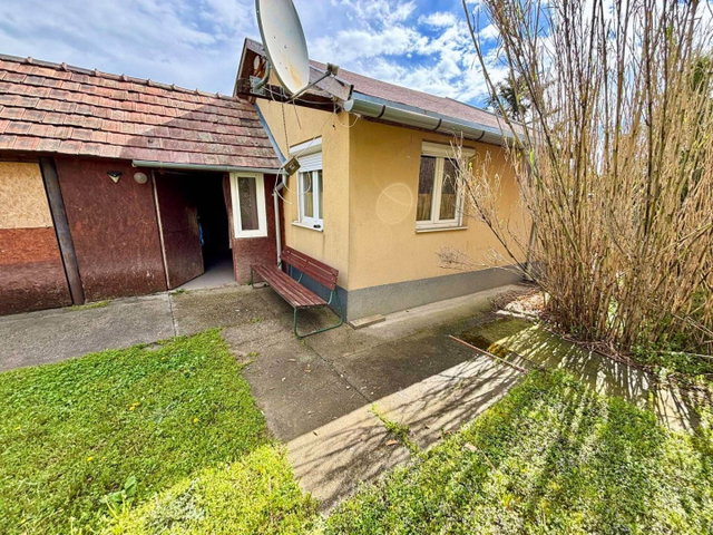 Eladó családi ház, Pécsett 17.5 M Ft, 1+1 szobás
