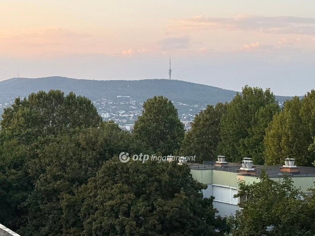 Eladó panellakás, Pécsett 52.99 M Ft, 3 szobás