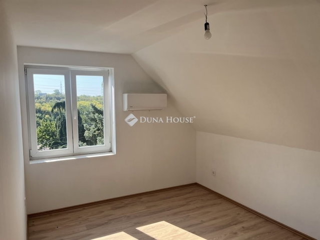 Eladó családi ház, Pécsett 98 M Ft, 4 szobás