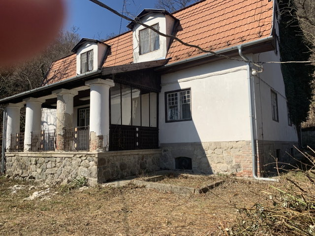 Eladó családi ház, Leányfaluban 175 M Ft, 8 szobás