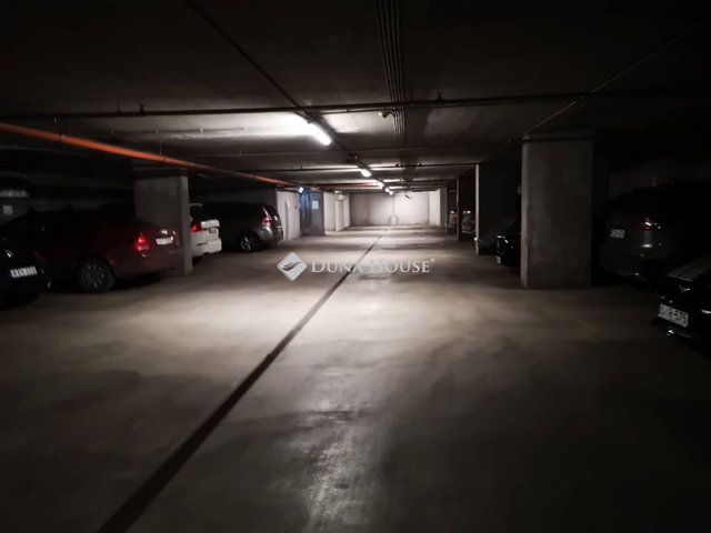 Kiadó garázs, Pécsett, Király utcában 30 E Ft / hó