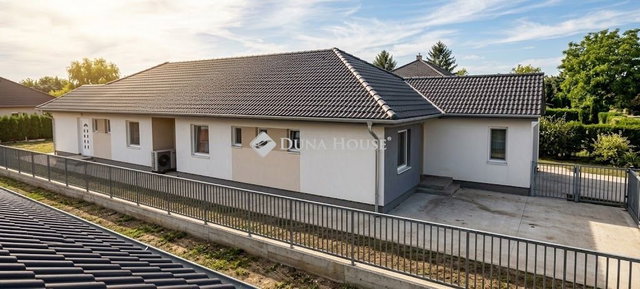 Eladó ikerház, Kiskunlacházán 91 M Ft, 4 szobás