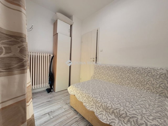 Eladó panellakás, Pécsett 42 M Ft, 2 szobás