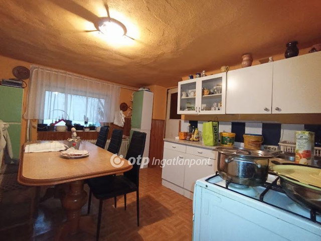 Eladó családi ház, Taron 18 M Ft, 4 szobás
