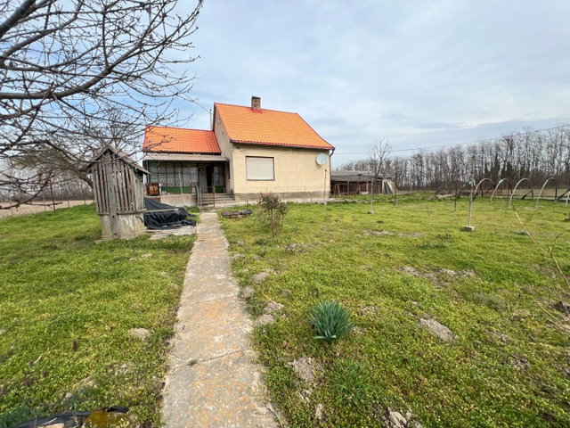 Eladó családi ház, Mohácson 20 M Ft, 3 szobás