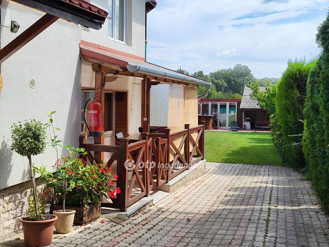Eladó téglalakás, Hévízen 99 M Ft, 6 szobás