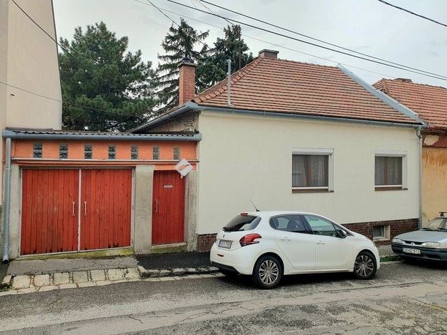 Eladó családi ház, Pécsett 134 M Ft, 5 szobás