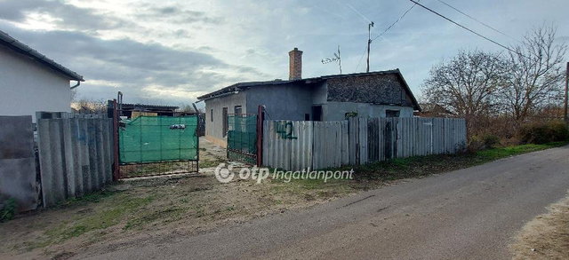 Eladó családi ház, Tiszaföldváron 5.999 M Ft, 1+1 szobás