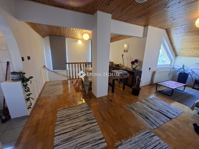 Eladó családi ház, Pécsett 99.1 M Ft, 4 szobás